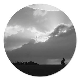 Muurcirkel - Wolken met wandelend gezin Zwart Wit PB